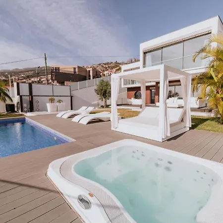 Heated Infinity Pool, Sea View, Jacuzzi, Sauna * Funchal (Madeira)