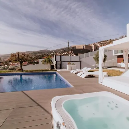 Villa Heated Infinity Pool, Sea View, Jacuzzi, Sauna